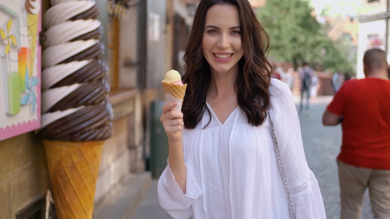 hermosa mujer morena comiendo delicioso y dulce helado