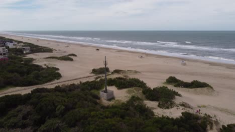 Primer-Plano-Circular-De-La-Antena-Verde-Frente-Al-Océano-Que-Está-Cerca-De-La-Playa-De-La-Ciudad-En-Mar-De-Las-Pampas,-Argentina