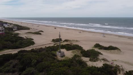primer plano circular de la antena verde frente al océano que está cerca de la playa de la ciudad en mar de las pampas, argentina