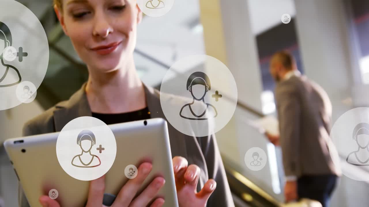 animación de iconos digitales sobre una mujer usando una tableta