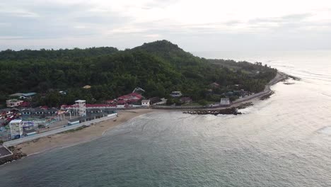 imágenes aéreas de una isla con un complejo de piscinas en filipinas