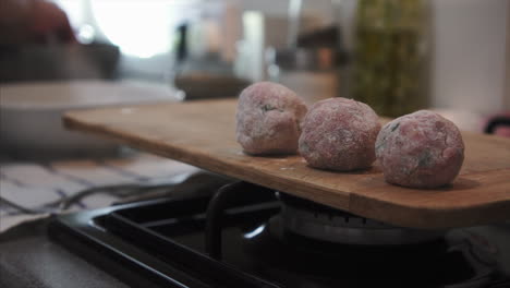 Ama-De-Casa-Haciendo-Deliciosas-Albóndigas-En-La-Encimera-De-La-Cocina