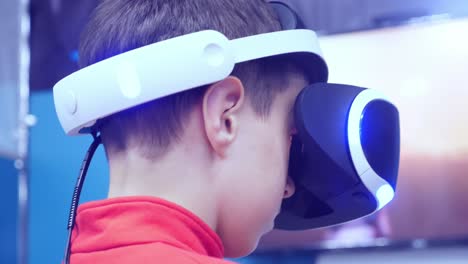 niño con auriculares vr