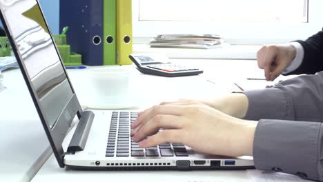 personas de negocios que trabajan en una oficina