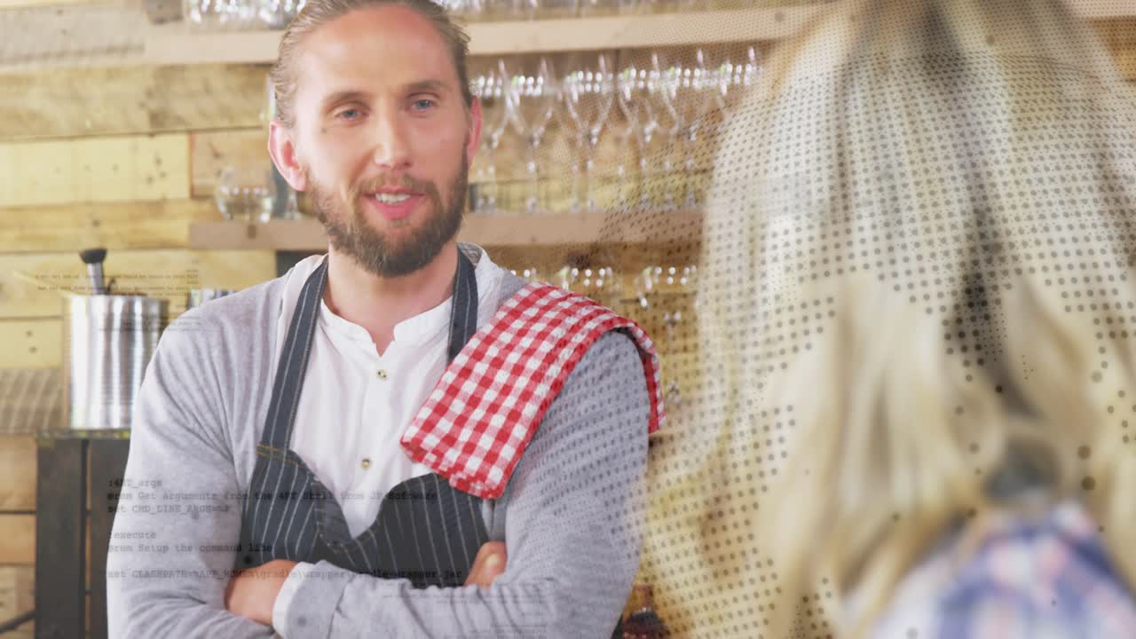 Ein Barista an der Theke eines Cafés, eine Frau tippt auf ein Tablet, das ein animiertes Menü zur Bestellführung anzeigt, der Barista lächelt.