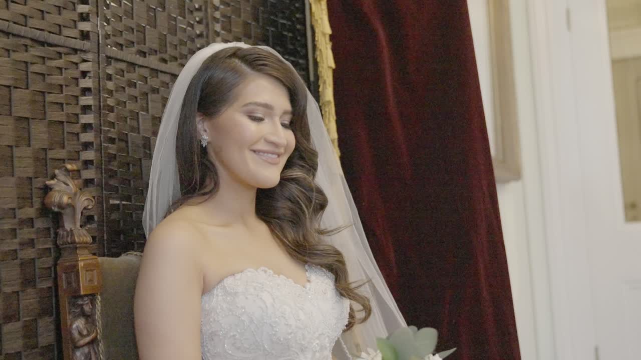 Luci della fotocamera che lampeggiano sul viso della giovane sposa mentre viene fotografata