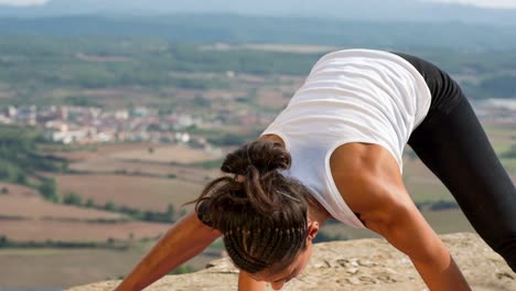 mujer haciendo yoga al aire libre 39