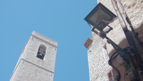 torre del campanario y poste de la lámpara en una ciudad europea