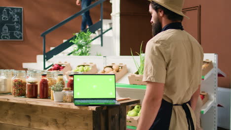 el vendedor de la tienda local utiliza pantalla verde