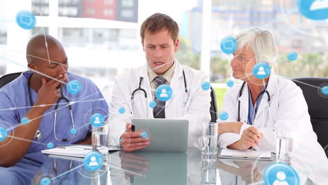 animación de la red de conexiones entre diversos médicos que trabajan en tablets y hablan