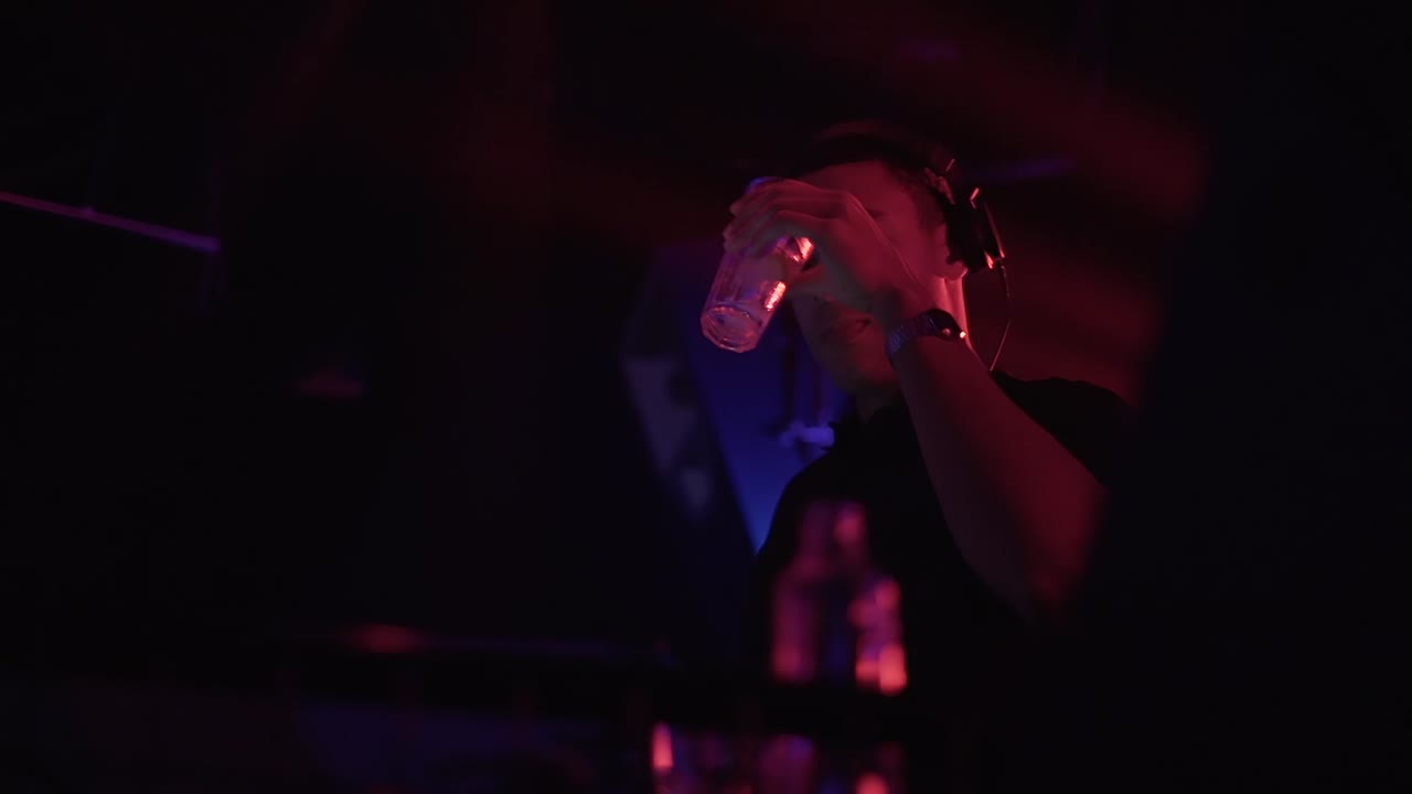 DJ in un nightclub
