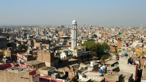 minarete de una mezquita con paisaje urbano durante el día en rawalpindi, pakistán