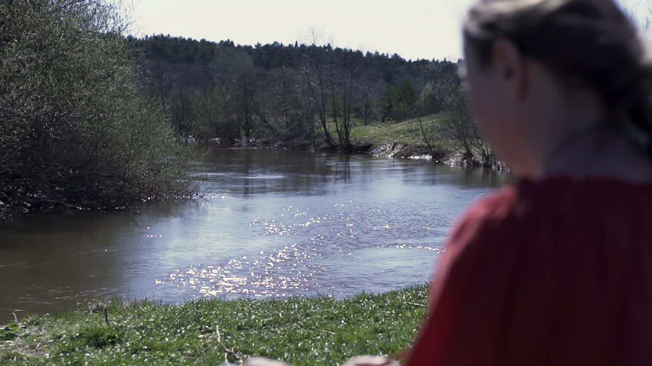mujer por un río en la naturaleza