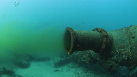 Recyceltes-Abwasser-Aus-Der-Städtischen-Infrastruktur,-Das-In-Den-Ozean-Eingeleitet-Wird