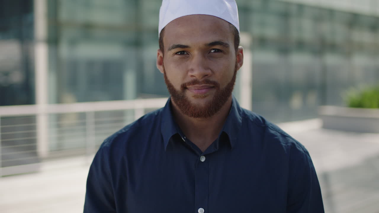 Lähikuva nuoresta muslimi-Lähi-idän miehestä, joka katsoo hidastettuna.