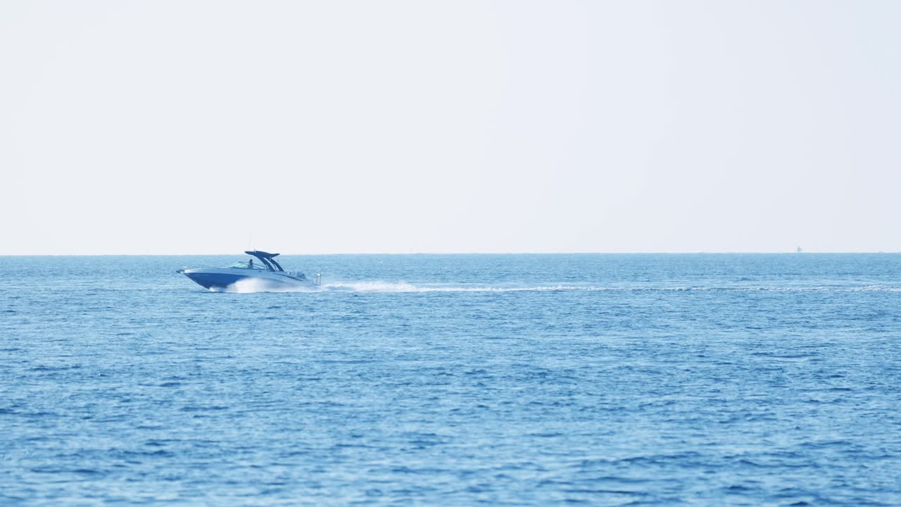 스피드 보트 가 물 을 가로질러 미끄러진다