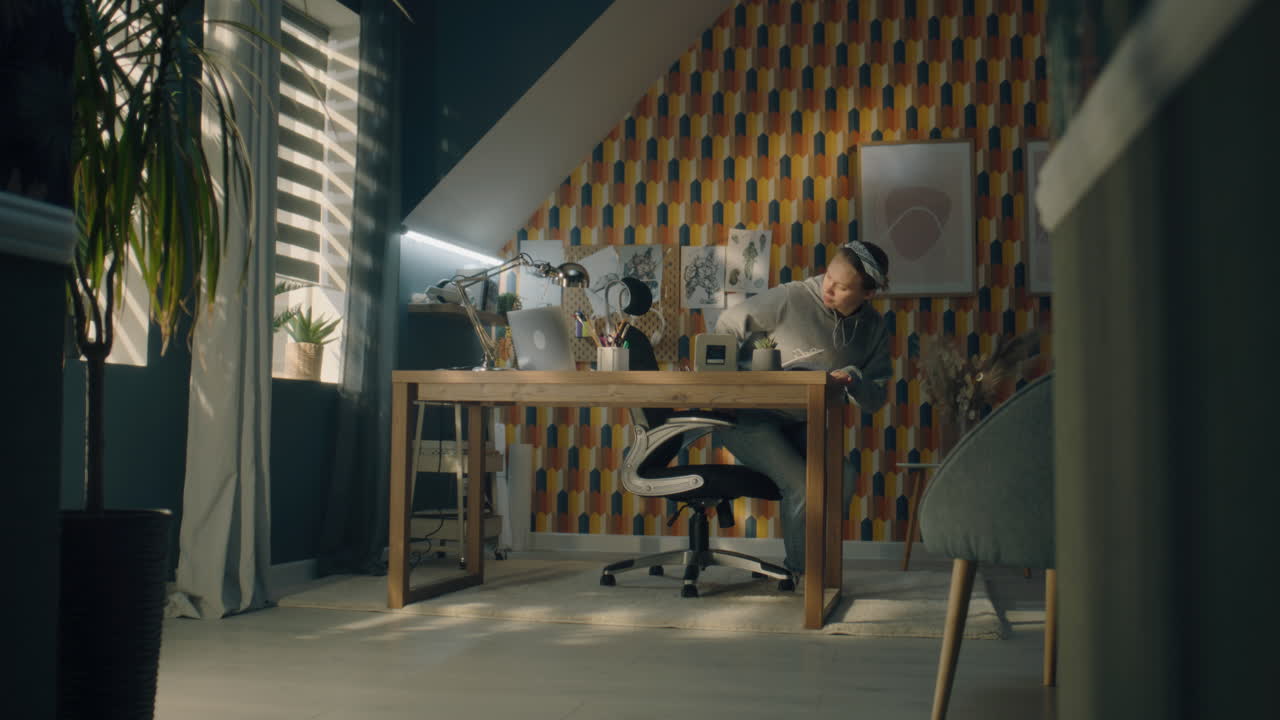 홈 오피스에서 일하는 여성