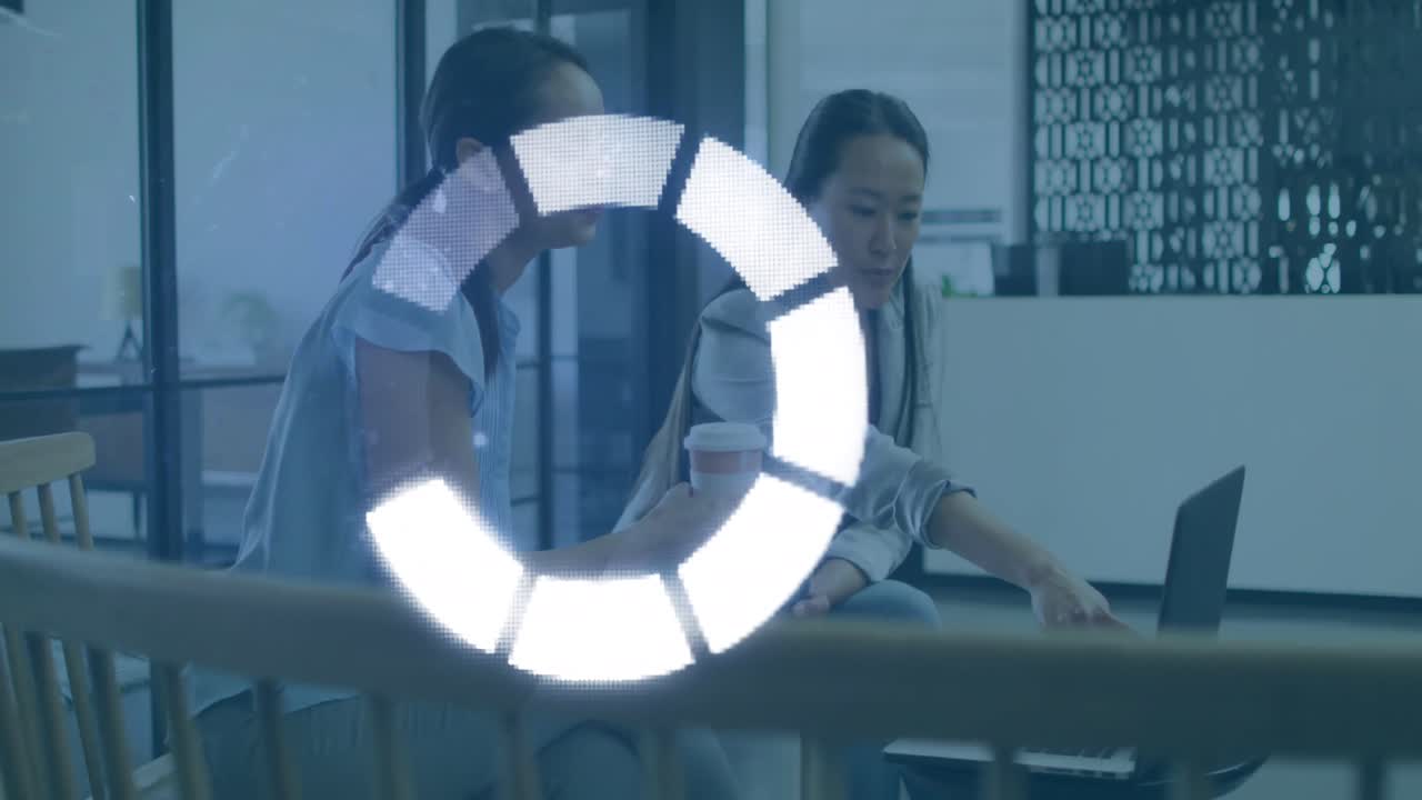 animación del procesamiento de datos sobre diversas personas de negocios hablando en la oficina