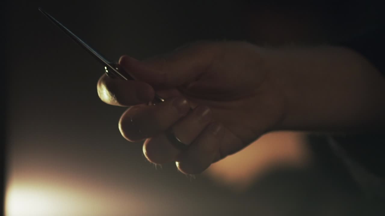 persona que sostiene unas tijeras