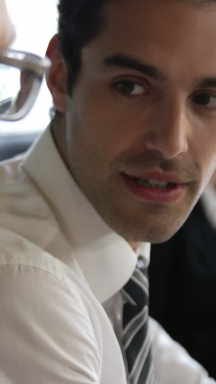 hombres de negocios hablando juntos.