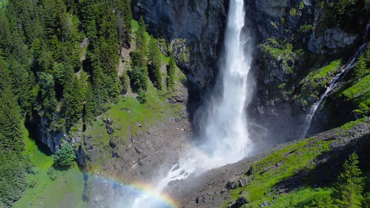 스위스의 스타우비폴 폭포와 그 아래의 안개에서 형성되는 무지개