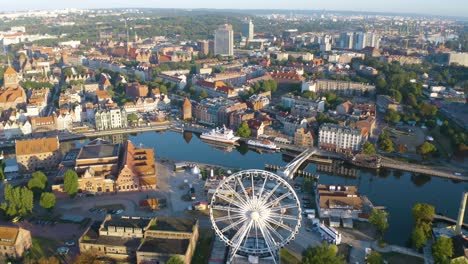 Vogelperspektive-Von-Ambersky-Riesenrad,-Polnische-Baltische-Philharmonie-In-Danzig-Bei-Sonnenaufgang