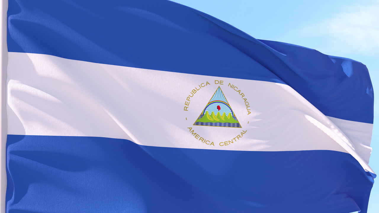 Nicaraguan lippu liehuu tuulessa sinistä taivasta vasten