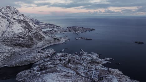 Vista-Aérea-Del-Hermoso-Paisaje-De-La-Montaña-Nevada-De-Noruega-Durante-El-Invierno