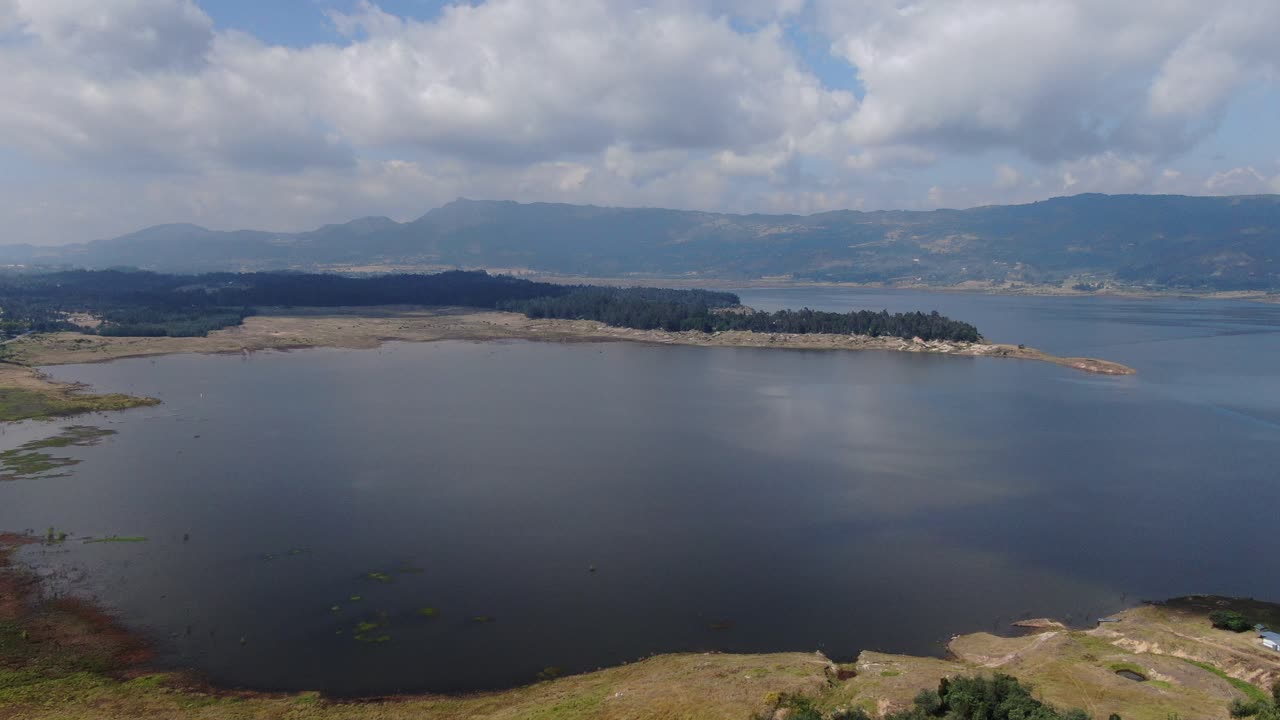 vista aérea de drones de la laguna guatavita en colombia