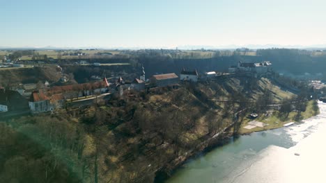 Vídeo-De-Drones-Del-Lado-Del-Castillo-De-Burghausen-Durante-El-Invierno-Con-Un-Lago-Congelado