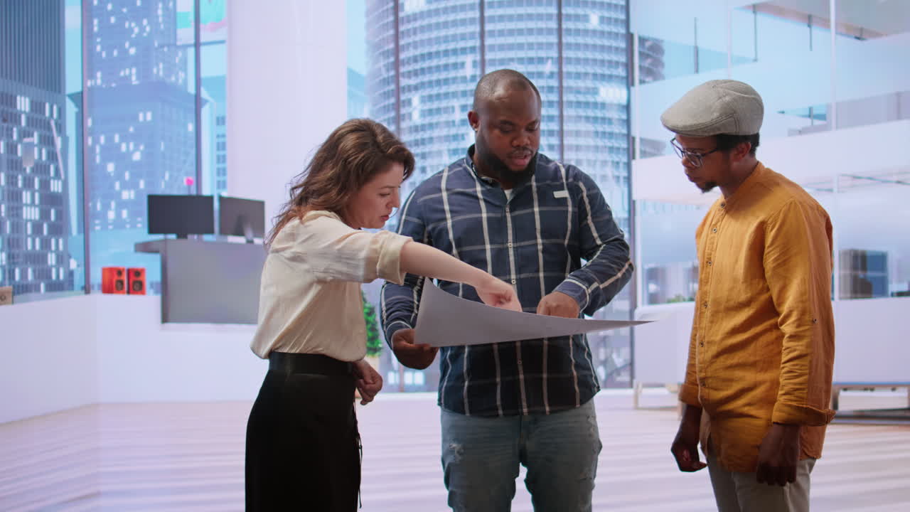 profesionales de negocios y contratistas que hacen un recorrido por la oficina para una posible inversión