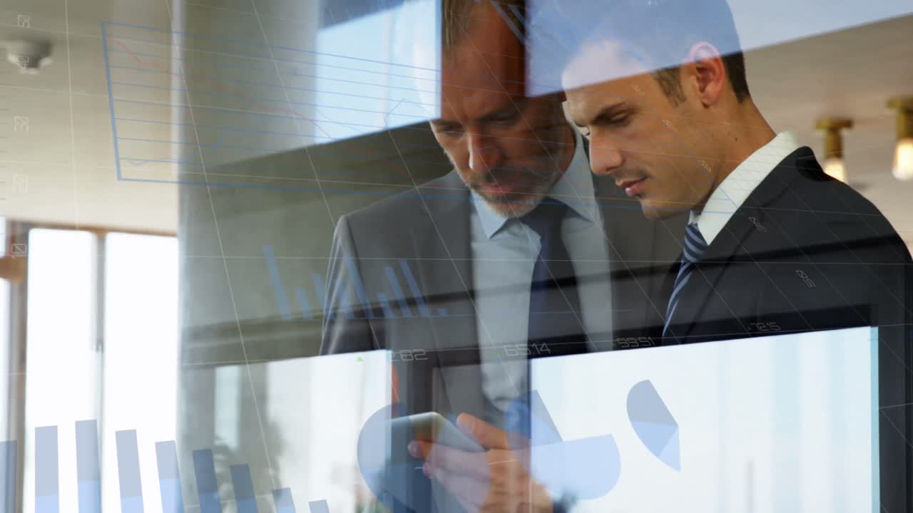 animación de gráfico con procesamiento de datos sobre dos hombres de negocios caucásicos que usan tableta en la oficina