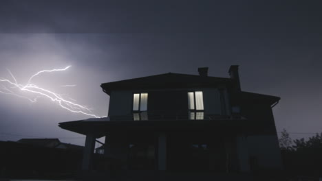 Tormenta-Con-Truenos-Y-Relámpagos-Sobre-Una-Cabaña-Moderna.