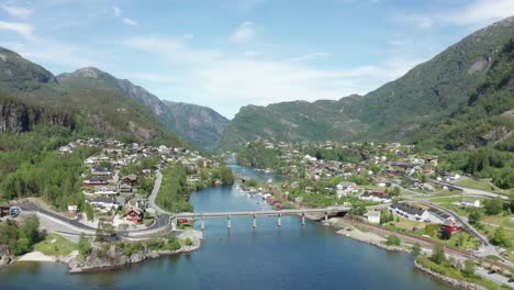 Hermoso-Clip-De-La-Aldea-Stanghelle---Antena-Que-Muestra-La-Carretera-E16,-La-Aldea,-El-Ferrocarril-Bergensbanen,-El-Río-Salmón-Dalevaagen-Y-Las-Casas-De-Nueva-Construcción---Noruega