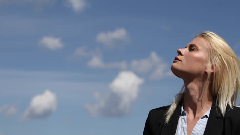 Hübsche-Blonde-Frau,-Die-Den-Sonnenschein-Und-Den-Frischen-Wind-Im-Freien-Während-Des-Blauen-Himmels-Im-Sommer-Genießt