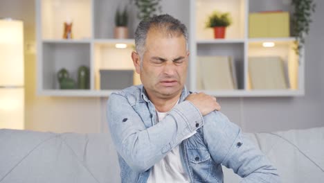 hombre con dolor de hombro.