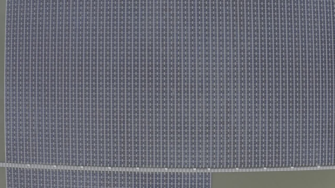 paneles solares flotantes encima de un depósito de agua