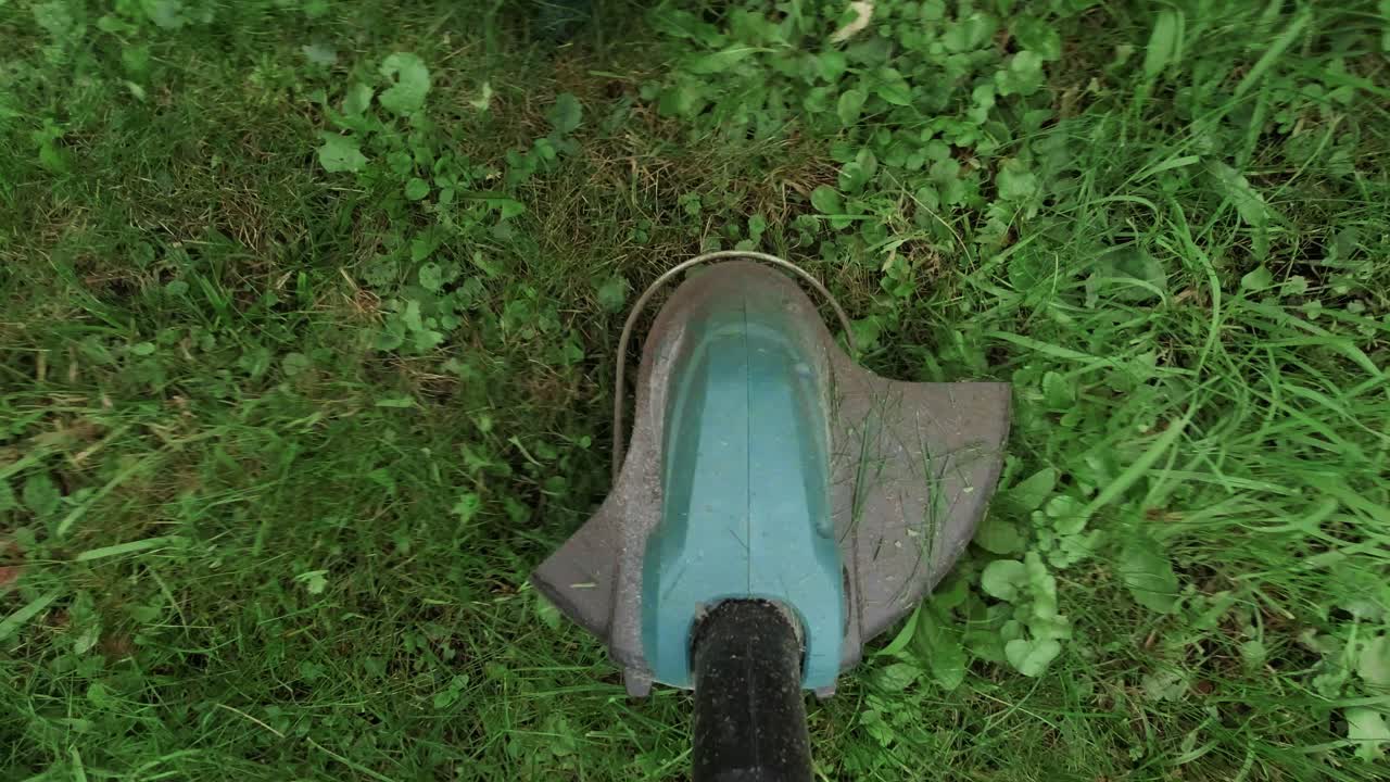 스트링 트리머로 잔디 자르기, 가까운 시점, 아무도, 원예 및 잔디 재배, 뒤뜰의 전동 공구 유지 관리, 주택 개량