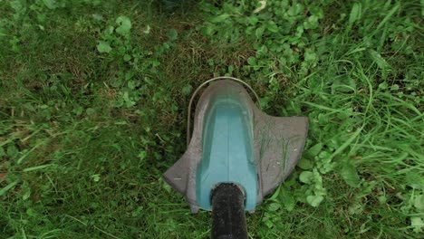 cortar hierba con recortadora de cuerdas, punto de vista de cerca, nadie, jardinería y cultivo de césped, mantenimiento de herramientas eléctricas del patio trasero, mejoras para el hogar
