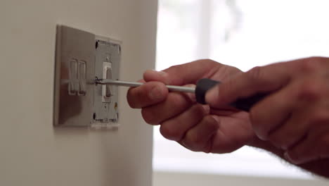 electricista reparando el interruptor de la luz doméstica disparado en r3d