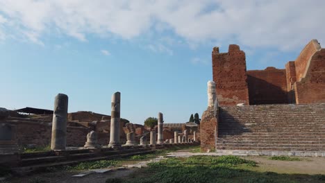 capitolio, templo romano ubicado en ostia antica, un sitio arqueológico enorme y mundialmente famoso de la antigua roma