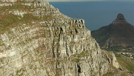 Schroffe-Massive-Berge-Von-Indien-Venster-Blick-Von-Der-Seilbahn-Auf-Den-Tafelberg-In-Kapstadt,-Südafrika