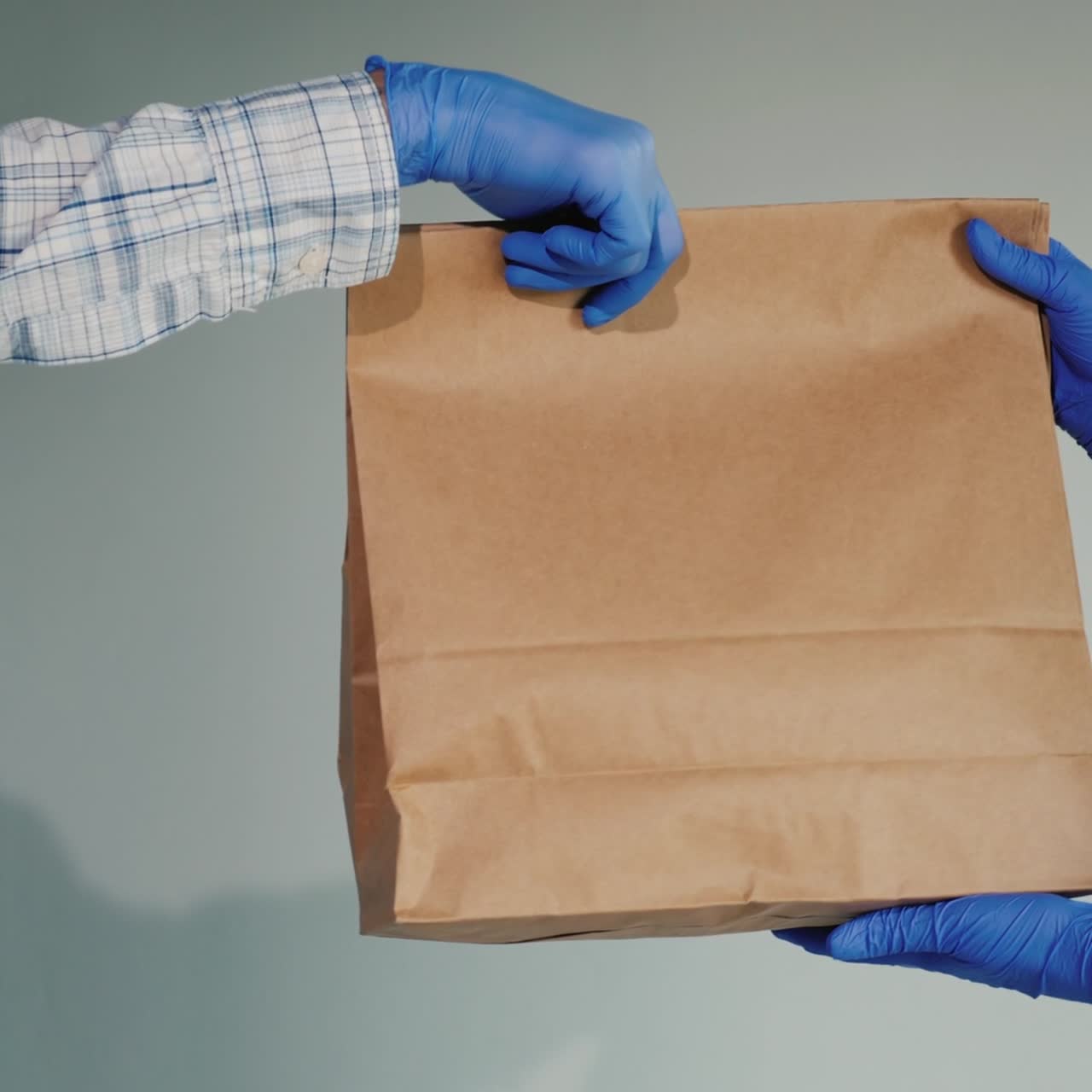 entrega segura de alimentos un hombre con guantes pasa una bolsa de comida al cliente