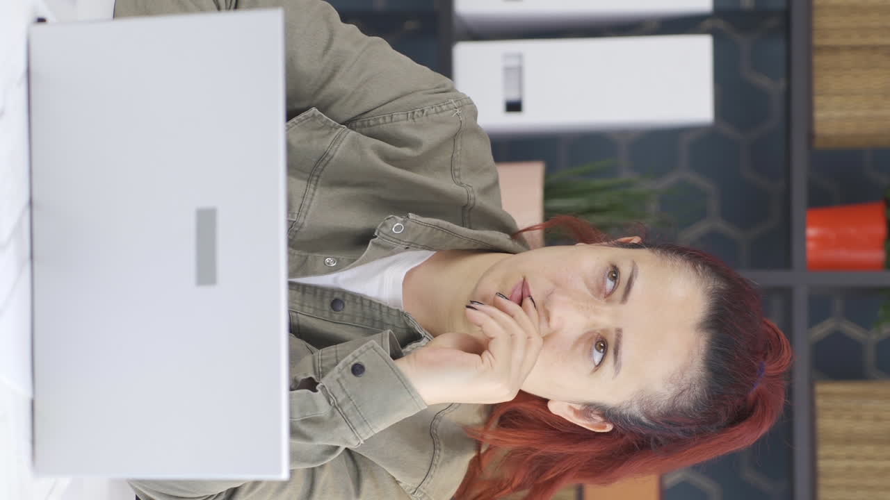 video vertical de una mujer de negocios mordiéndose las uñas.