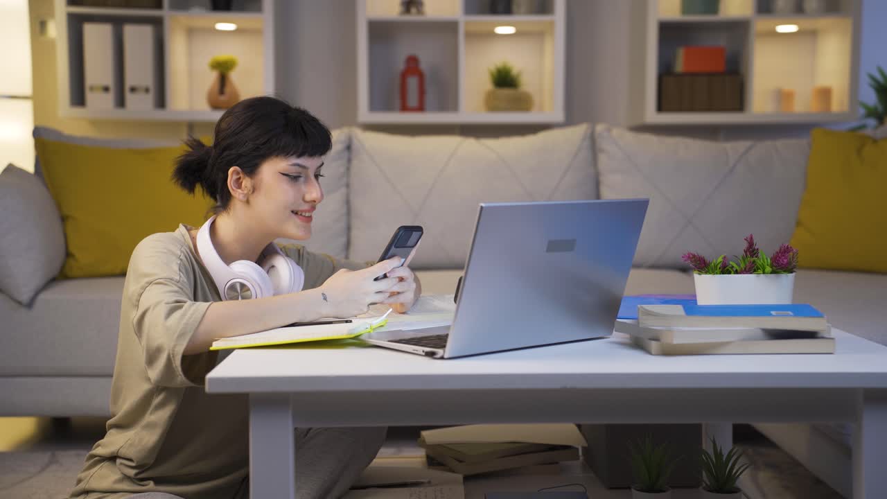 행복한 표정으로 전화로 문자 메시지를 보내는 젊은 여성.