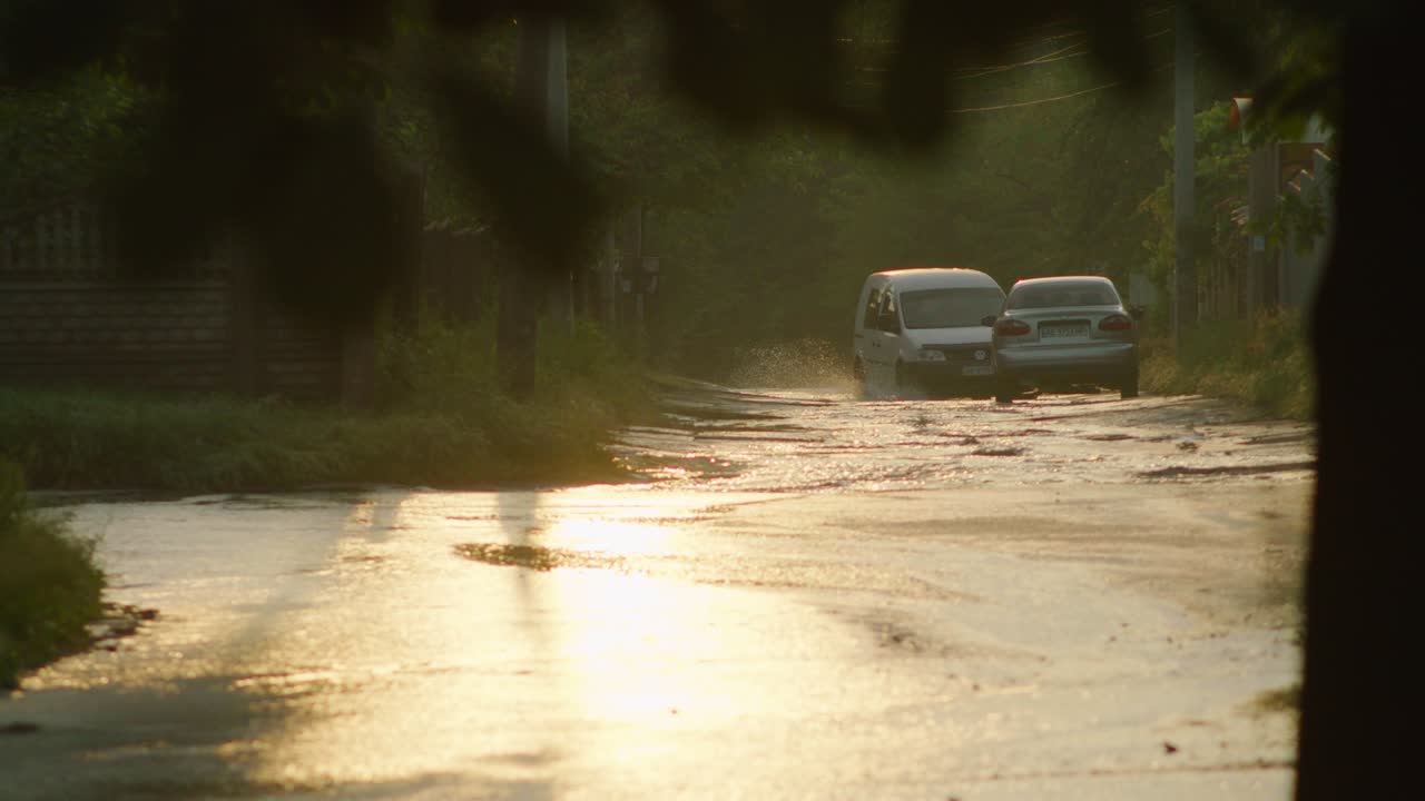 우물에서 물이 흘러나오고, 물 공급 시스템의 돌파구, 하수, 프로레스 422, bmpc 4k