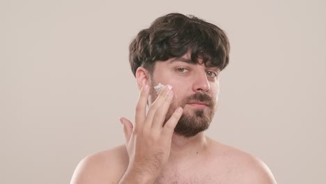 hombre aplicando crema facial