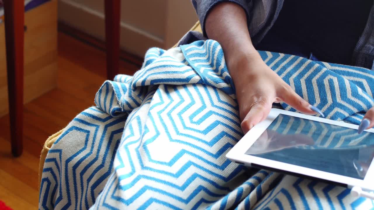 mujer hermosa usando tableta digital en la sala de estar