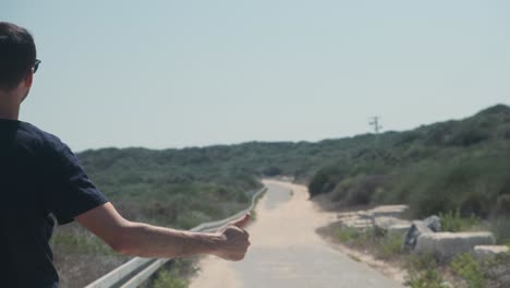 turista autostopista tratando de dar un paseo en carretera caliente