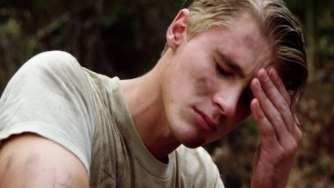 несчастный военный солдат отдыхает в тренировочном лагере 4k